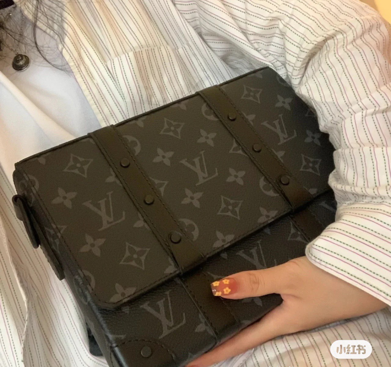 Túi đeo chéo Louis Vuitton LV Đen họa tiết hoa vân Xám nắp gập size 24x18x5.5cm Like Auth on web fullbox bill thẻ PLD